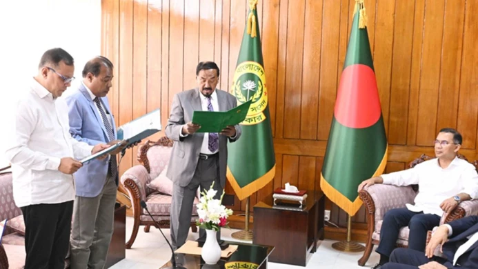 প্রধানমন্ত্রীর উপস্থিতিতে শপথ নিলেন নবনির্বাচিত দুই এমপি