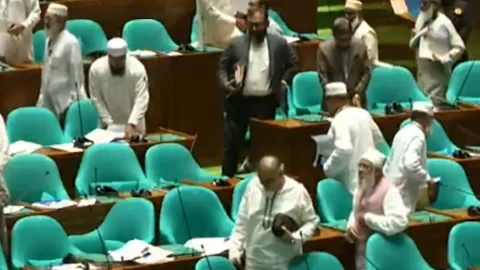 সংসদ অধিবেশন থেকে বিরোধী দলের ওয়াকআউট
