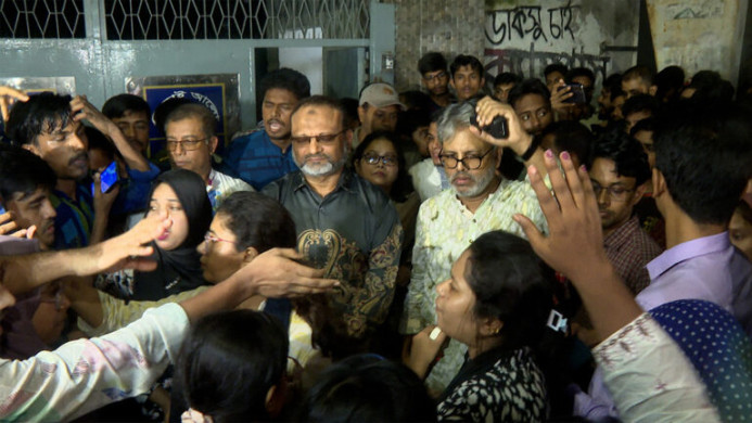 ঢাবির হলে সব ধরনের রাজনীতি বন্ধ, শিক্ষার্থীদের দাবির মুখে প্রশাসনের জরুরি ঘোষণা