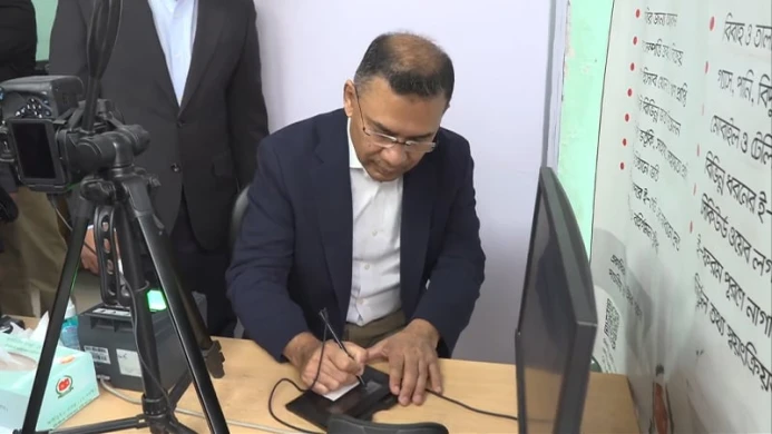 নির্বাচন কমিশনে এনআইডি প্রক্রিয়া সম্পন্ন করলেন তারেক রহমান