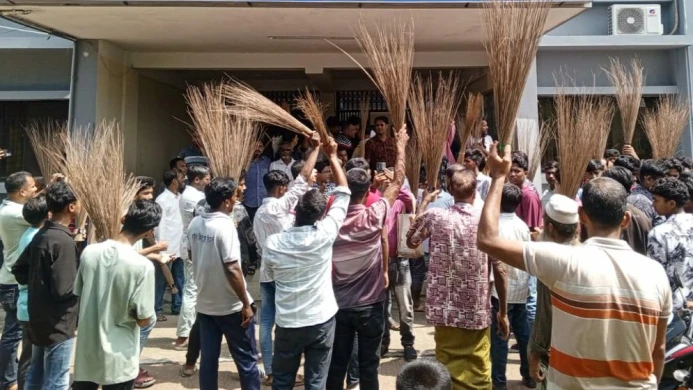 পটুয়াখালীতে যুবদলের পদবঞ্চিত নেতাকর্মীদের ঝাড়ু মিছিল