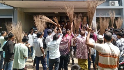পটুয়াখালীতে যুবদলের পদবঞ্চিত নেতাকর্মীদের ঝাড়ু মিছিল