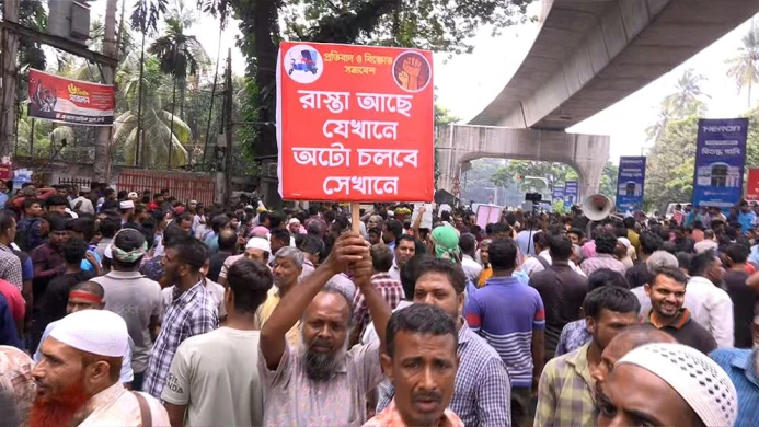 রাজধানীতে অটোরিকশা চালকদের সড়ক অবরোধ