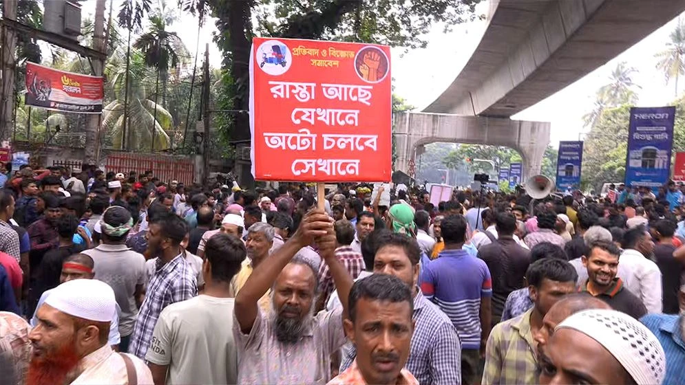 রাজধানীতে অটোরিকশা চালকদের সড়ক অবরোধ
