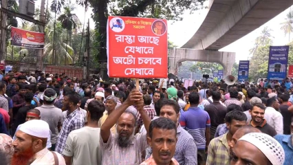 রাজধানীতে অটোরিকশা চালকদের সড়ক অবরোধ