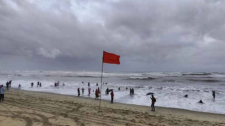নিম্নচাপের কারণে সমুদ্রবন্দরগুলোতে ৩ নম্বর সতর্ক সংকেত জারি করা হয়েছে