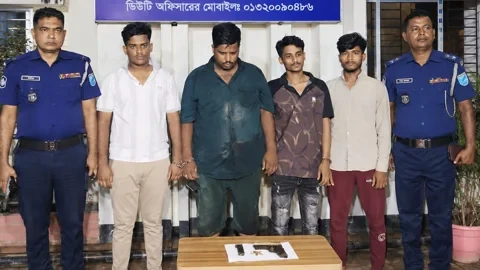 রূপগঞ্জে মাদক ব্যবসার আধিপত্য নিয়ে দুই গ্রুপের সংঘর্ষ, অস্ত্রসহ গ্রেপ্তার ৪