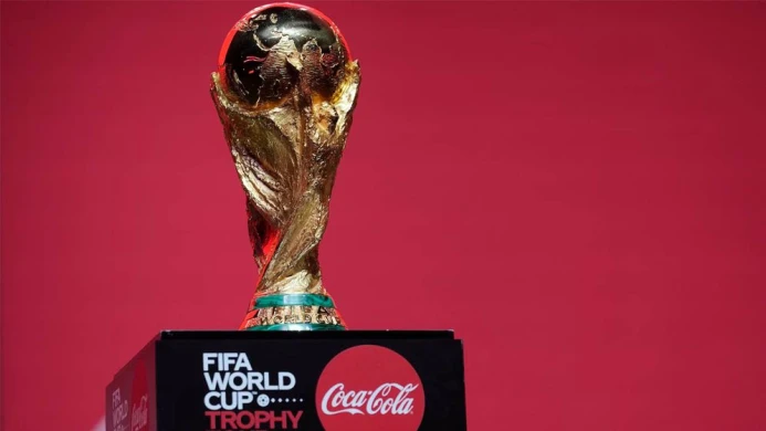 মেসির হাতের বিশ্বকাপ ট্রফি ঢাকায়, ফুটবলপ্রেমীদের উন্মাদনা