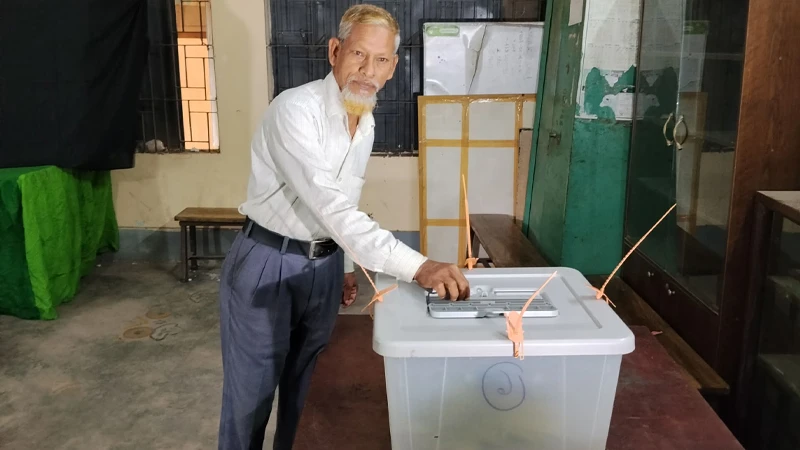 বগুড়া-৬ উপনির্বাচন ও শেরপুর-৩ আসনে ভোটগ্রহণ চলছে