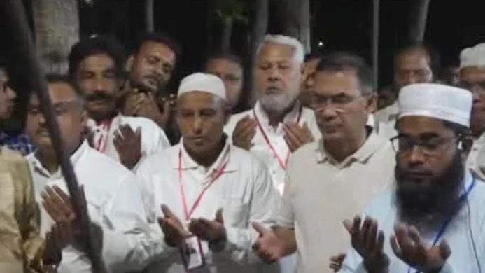 নানা-নানির কবর জিয়ারতে প্রধানমন্ত্রী তারেক রহমান