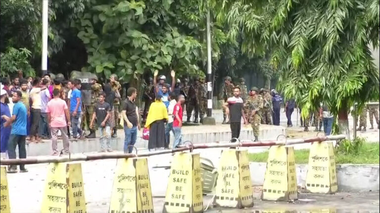 নীলফামারীর উত্তরা ইপিজেডে শ্রমিক-আইনশৃঙ্খলা বাহিনীর রক্তক্ষয়ী সংঘর্ষ: নিহত ১, গুলিবিদ্ধ ৬