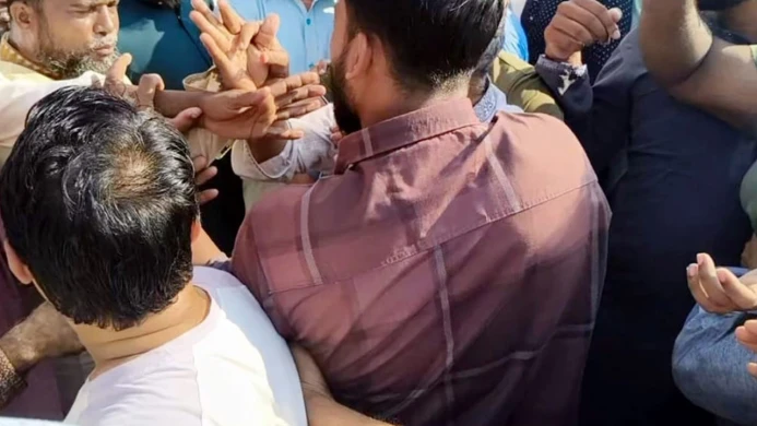 জামায়াত প্রার্থীর মিছিলে দ্বন্দ্ব, নেতাকর্মীরা মাইক্রোফোন ছিনিয়ে নিলেন প্রার্থীর