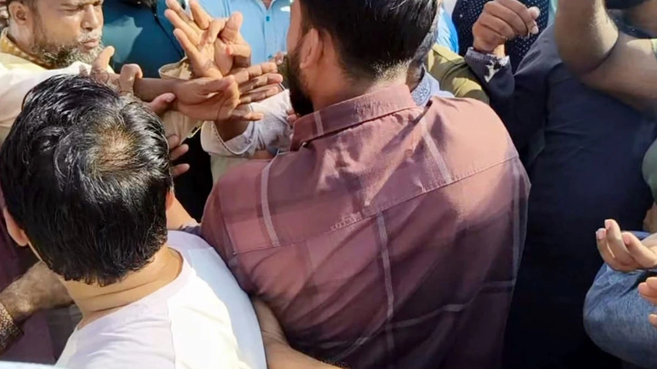 জামায়াত প্রার্থীর মিছিলে দ্বন্দ্ব, নেতাকর্মীরা মাইক্রোফোন ছিনিয়ে নিলেন প্রার্থীর
