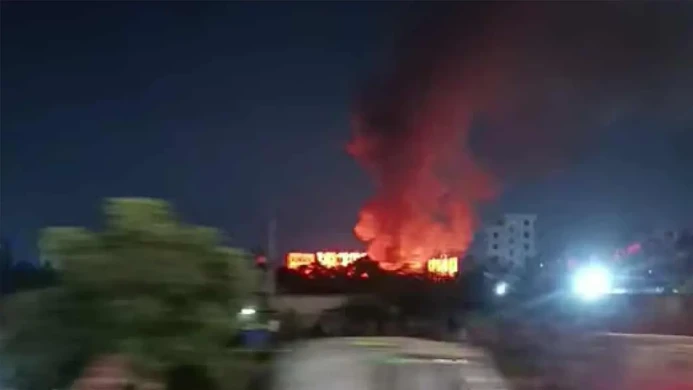 রাজধানীতে রিকশা গ্যারেজে হঠাৎ অগ্নিকাণ্ড