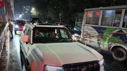 স্ত্রীকে পাশে নিয়ে নিজেই গাড়ি চালিয়ে আগারগাঁওয়ে প্রধানমন্ত্রী