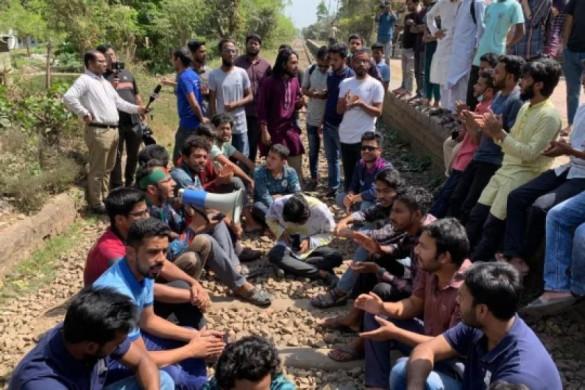 Students block railway in Rajshahi; oppose Dhaka, DU dominance in all sectors