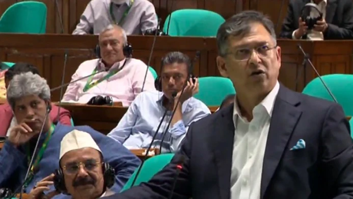 বাপ-মায়ের দোয়ার ভিত্তিতে বিসিবি কমিটি করিনি: স্বরাষ্ট্রমন্ত্রী