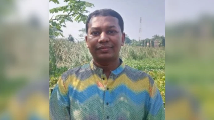 গান গাওয়ার ঘটনায় আলোচিত ঢাবি শিক্ষককে অব্যাহতি