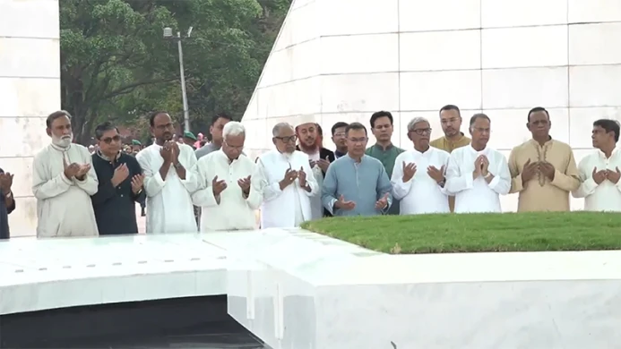 জিয়াউর রহমান–খালেদা জিয়ার কবর জিয়ারতে প্রধানমন্ত্রী