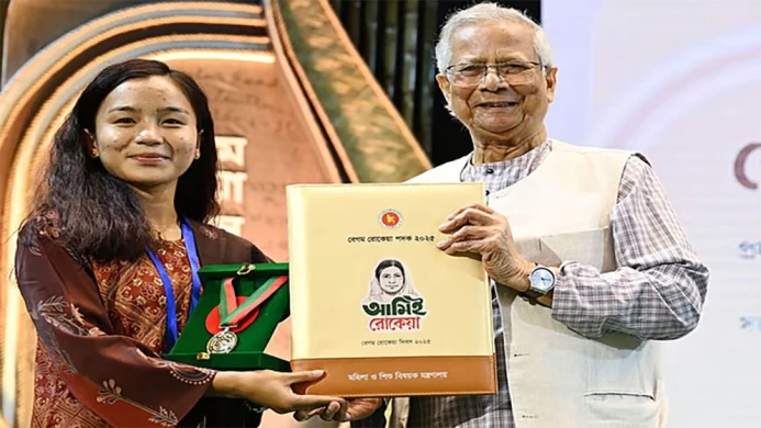 রোকেয়া পদক পেলেন ফুটবলার ঋতুপর্ণা চাকমা