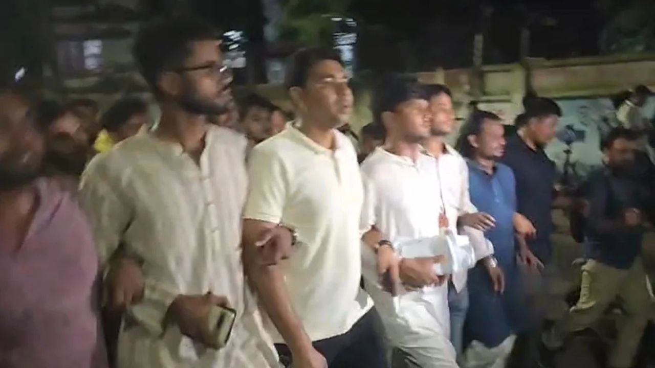 ডাকসু নির্বাচনে ভোট কারচুপির অভিযোগে ছাত্রদলের বিক্ষোভ মিছিল