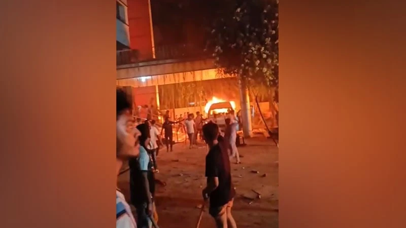 সাভারে সিটি ও ড্যাফোডিল বিশ্ববিদ্যালয়ের শিক্ষার্থীদের সংঘর্ষে উত্তেজনা
