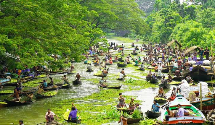 বরিশালের ভাসমান পেয়ারার বাজার: নদীজীবনের জলে আঁকা এক অনন্য গল্প