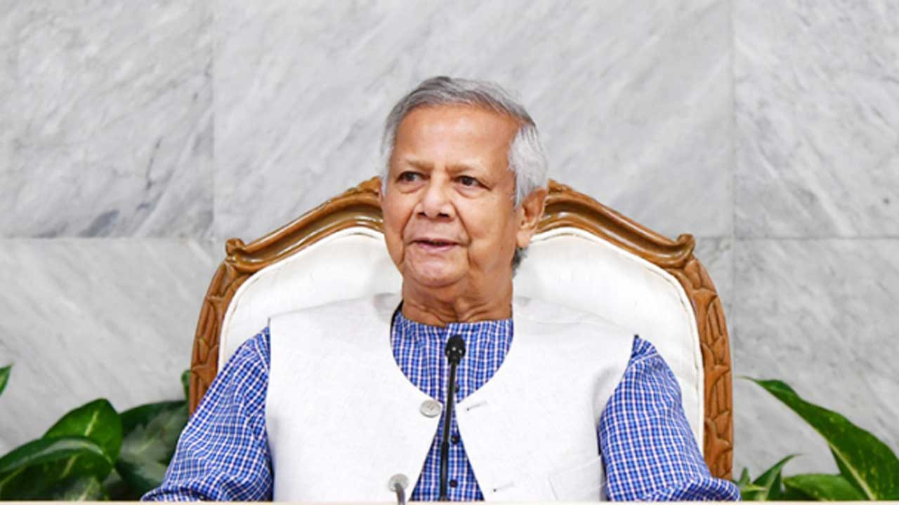 দুর্গাপূজা উপলক্ষে ঢাকেশ্বরী মন্দির পরিদর্শন প্রধান উপদেষ্টার