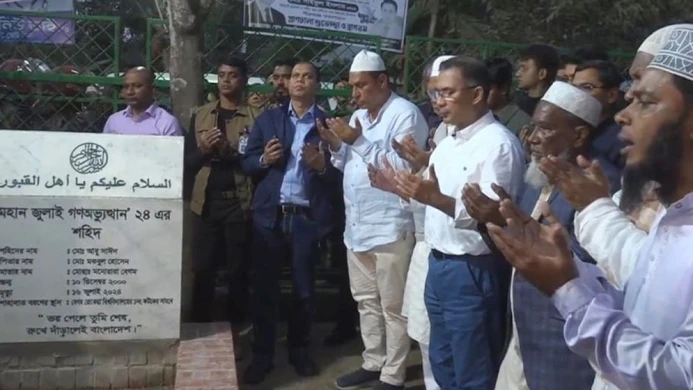 রংপুরে শহীদ আবু সাঈদের কবর জিয়ারত করলেন তারেক রহমান