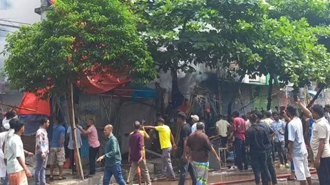 মিরপুরে ফুটপাত উচ্ছেদ অভিযানে হকারদের সঙ্গে পুলিশের সংঘর্ষ