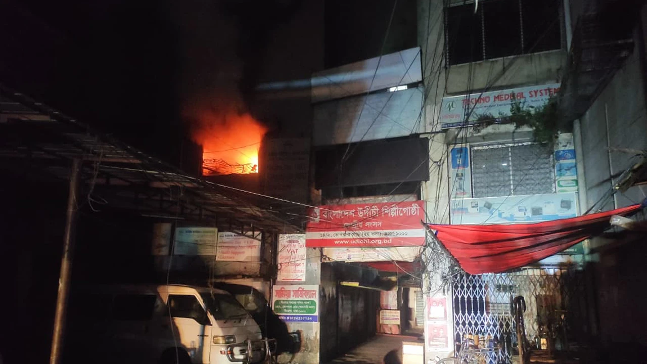 তোপখানায় উদীচীর কার্যালয়ে অগ্নিকাণ্ড নিয়ন্ত্রণে