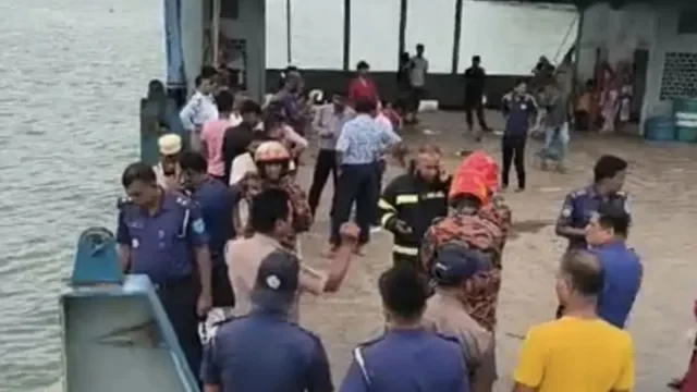 দৌলতদিয়ায় ফেরিঘাটে যাত্রীবাহী বাস পদ্মায় পড়ে হতাহতের আশঙ্কা