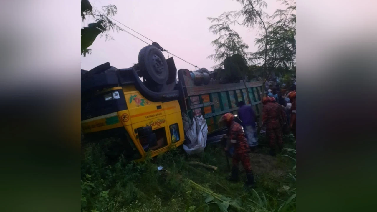 ঢাকা-টাঙ্গাইল মহাসড়কে ট্রাক দুর্ঘটনায় নিহত ১৫