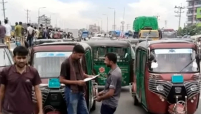 গাজীপুরে সড়ক অবরোধে তীব্র যানজট, আলোচনায় অবরোধ প্রত্যাহার