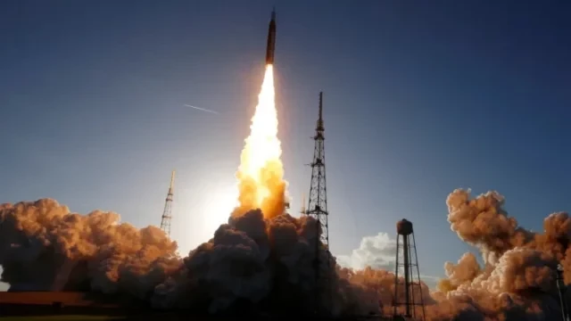 ৫০ বছর পর আবারও চাঁদের অভিমুখে রওনা দিলেন নভোচারীরা