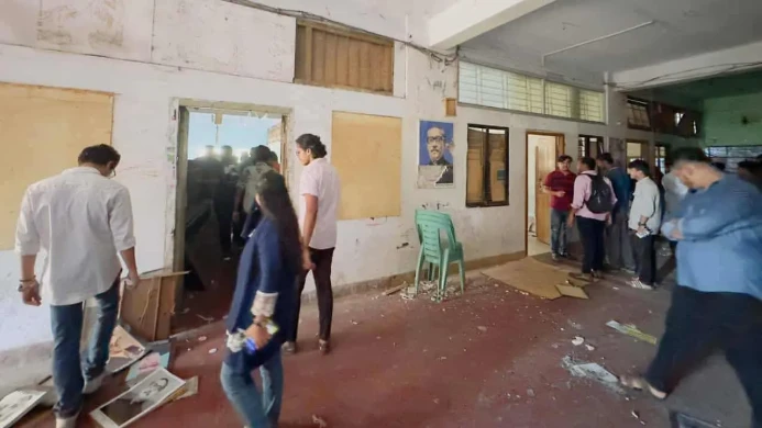 চট্টগ্রামে আ.লীগ কার্যালয় ভাঙচুরের পর দখলে নেয় এনসিপি