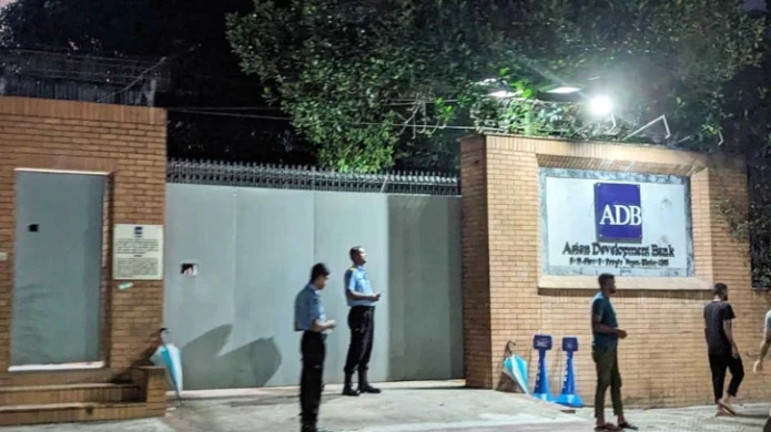 আগারগাঁওয়ে এডিবি ভবনের সামনে হঠাৎ হাতবোমা বিস্ফোরণ