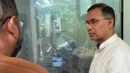 আহত সেনা কর্মকর্তাকে দেখতে সিএমএইচে প্রধানমন্ত্রী