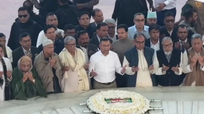 জিয়া উদ্যানে বাবার কবর জিয়ারত করলেন তারেক রহমান
