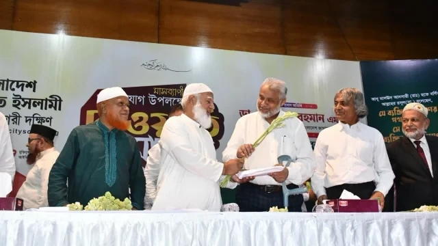 ঘুষের মামলায় পদ হারানো বিচারপতি যোগ দিলেন জামায়াতে