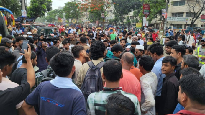নতুনবাজার সড়কে অবরোধ, বিক্ষোভে উত্তাল ইউআইইউ শিক্ষার্থীরা