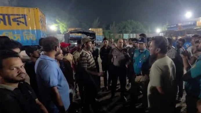 এজেআর কুরিয়ারে হামলার পর মামলার বাদীকে হত্যার হুমকি