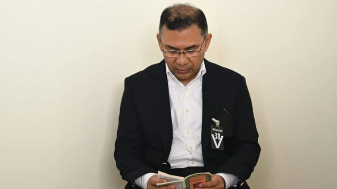 মায়ের কফিনের পাশে তারেক রহমানের কুরআন তেলাওয়াত