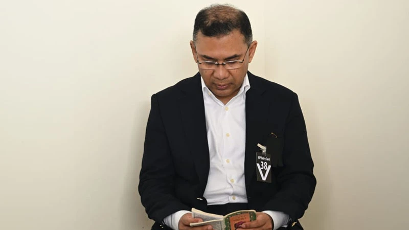 মায়ের কফিনের পাশে তারেক রহমানের কুরআন তেলাওয়াত