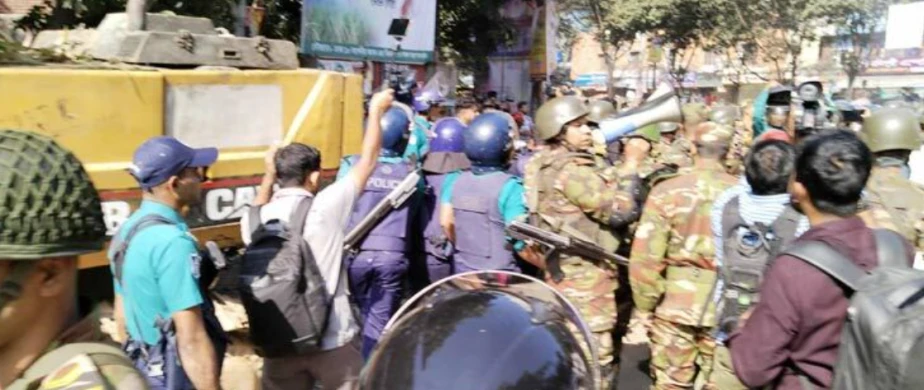 ধানমন্ডি ৩২-এ লাঠিপেটা, সাউন্ড গ্রেনেড নিক্ষেপে থমথমে পরিস্থিতি