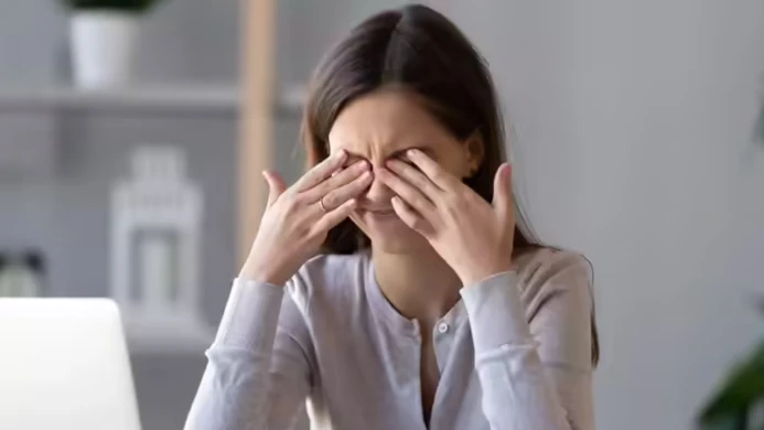 চোখ ঘন ঘন কচলালে হতে পারে পাঁচ ধরনের মারাত্মক সমস্যা