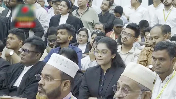 আন্তর্জাতিক ট্রাইব্যুনালে রায় শুনতে উপস্থিত ছাত্রনেতারা