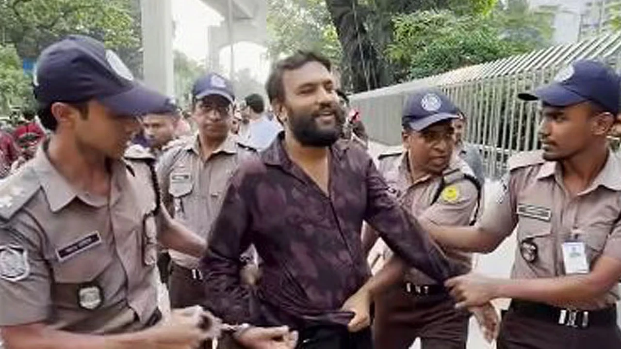প্রধানমন্ত্রীর নিরাপত্তা বহরে বাইক নিয়ে ঢোকার চেষ্টা, যুবক আটক