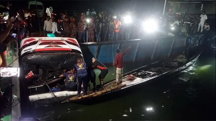 পদ্মায় বাসডুবিতে ২৬ মরদেহ উদ্ধার, আপাতত অভিযান স্থগিত