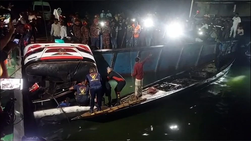 পদ্মায় বাসডুবিতে ২৬ মরদেহ উদ্ধার, আপাতত অভিযান স্থগিত
